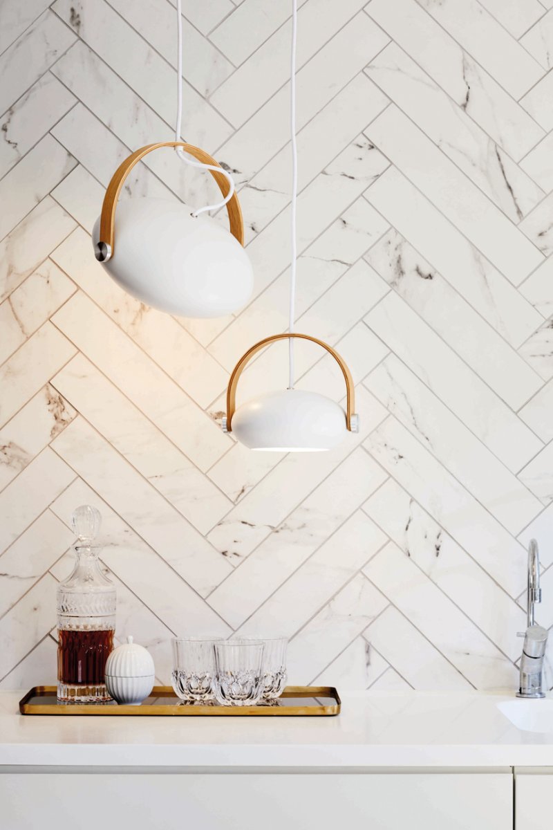 D.C Ø26 Hvit Taklampe Fra Halo Design - Den finerte eikebuen har ogs&aring; en viktig funksjon i rotasjonen og vinkelen p&aring; skjermen for &aring; spre lyset dit du &oslash;nsker det.