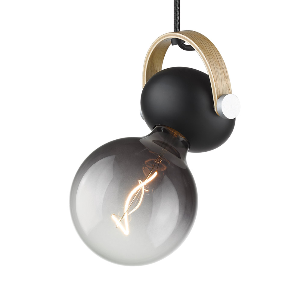 D.C Ø10 Svart Taklampe Fra Halo Design - Den finerte eikebuen har ogs&aring; en viktig funksjon i lyskildens rotasjon og vinkel for &aring; spre lyset dit du &oslash;nsker det.