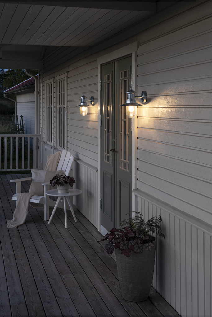 Napoli Varmgalvanisert utendørslampe Fra Konstsmide - Lampens klassiske design med rund glasskuppel og bred skjerm sprer et varmt og behagelig lys, perfekt for å lyse opp innganger og uteplasser.