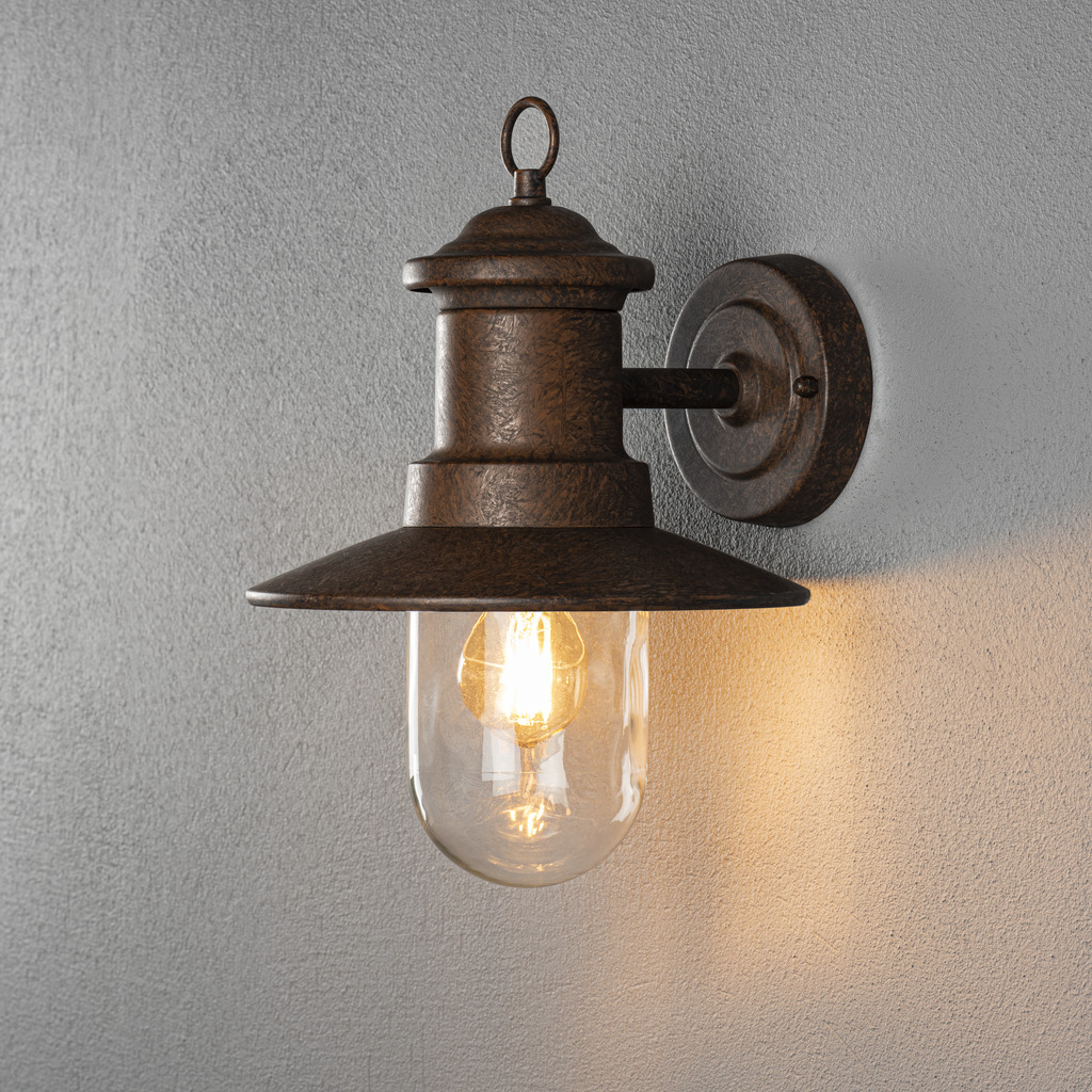 Napoli Rust utendørslampe Fra Konstsmide - Lampens klassiske design med rund glasskuppel og bred skjerm sprer et varmt og behagelig lys, perfekt for å lyse opp innganger og uteplasser.