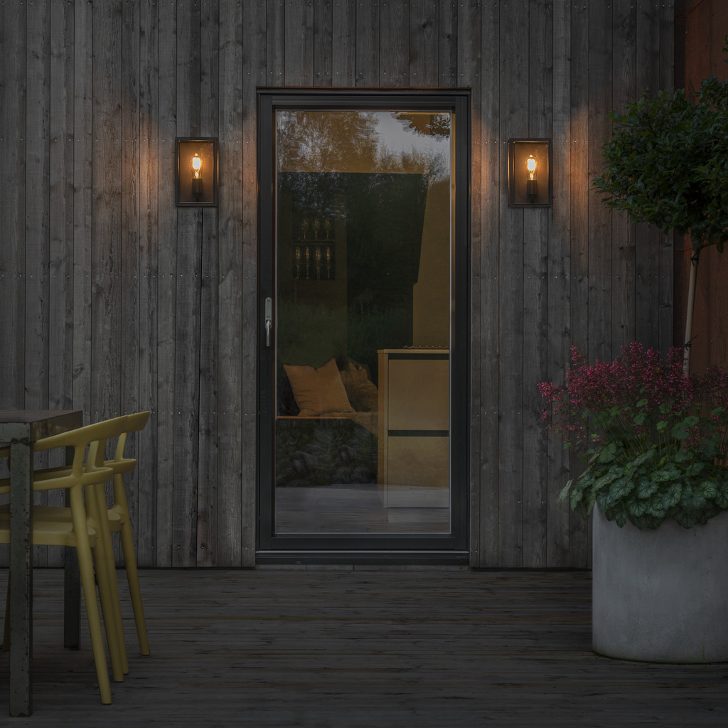 Carpi Svart utendørslampe Fra Konstsmide - Lampen er ideell for entré eller uteplass og gir et vakkert, mykt lys som skaper en innbydende følelse.