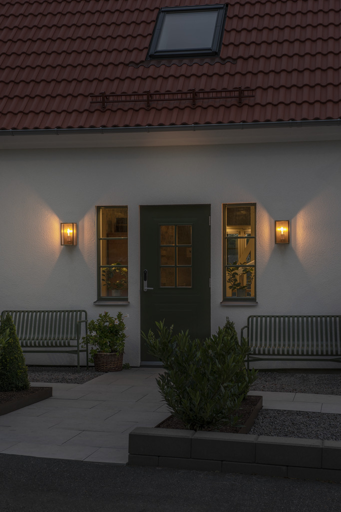 Carpi Messing utendørslampe Fra Konstsmide - Lampen er ideell for entré eller uteplass og gir et vakkert, mykt lys som skaper en innbydende følelse.