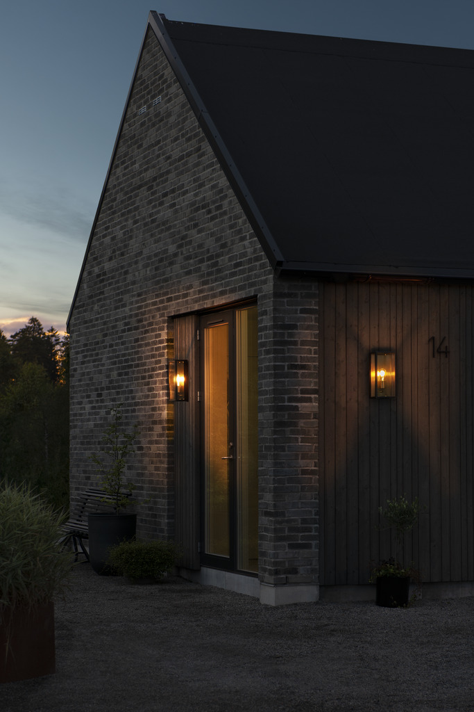 Carpi Messing utendørslampe Fra Konstsmide - Lampen er ideell for entré eller uteplass og gir et vakkert, mykt lys som skaper en innbydende følelse.