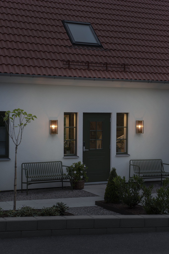 Carpi Messing utendørslampe Fra Konstsmide - Lampen er ideell for entré eller uteplass og gir et vakkert, mykt lys som skaper en innbydende følelse.