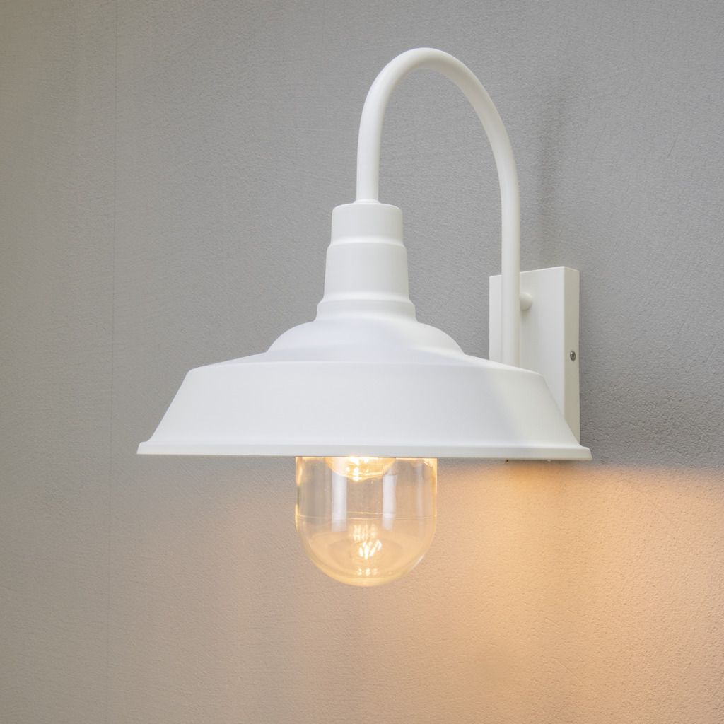 Trapani Hvit utendørslampe Fra Konstsmide - Den brede skjermen og den klare glasskuppelen sprer et behagelig og rettet lys, noe som gjør lampen perfekt for entre og uteplasser.
