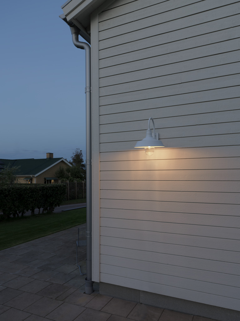 Trapani Hvit utendørslampe Fra Konstsmide - Den brede skjermen og den klare glasskuppelen sprer et behagelig og rettet lys, noe som gjør lampen perfekt for entre og uteplasser.
