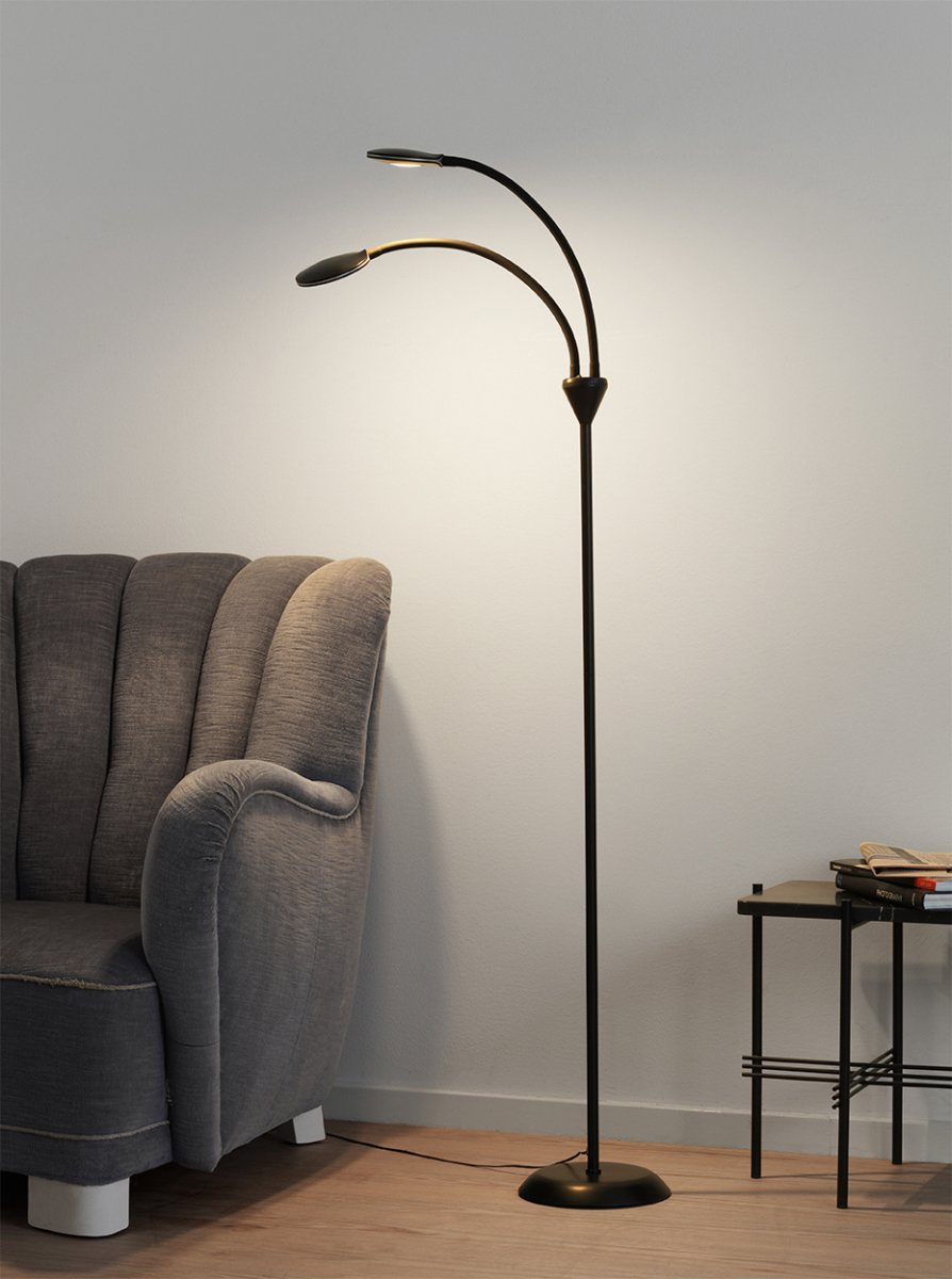 Fix 2 Svart gulvlampe Fra Halo Design - De sender ut et godt lys på 350lm og 3000K varmhvit fargegjengivelse.