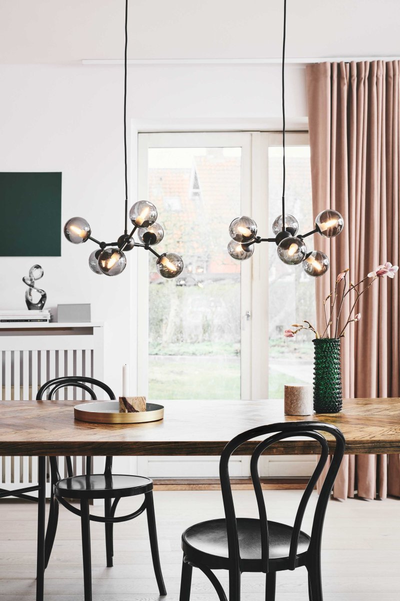 Atom 45cm Svart/røyk Taklampe Fra Halo Design - De nesten svevende glasskuplene er røykfargede, noe som skaper en fin spredning av lys i rommet.