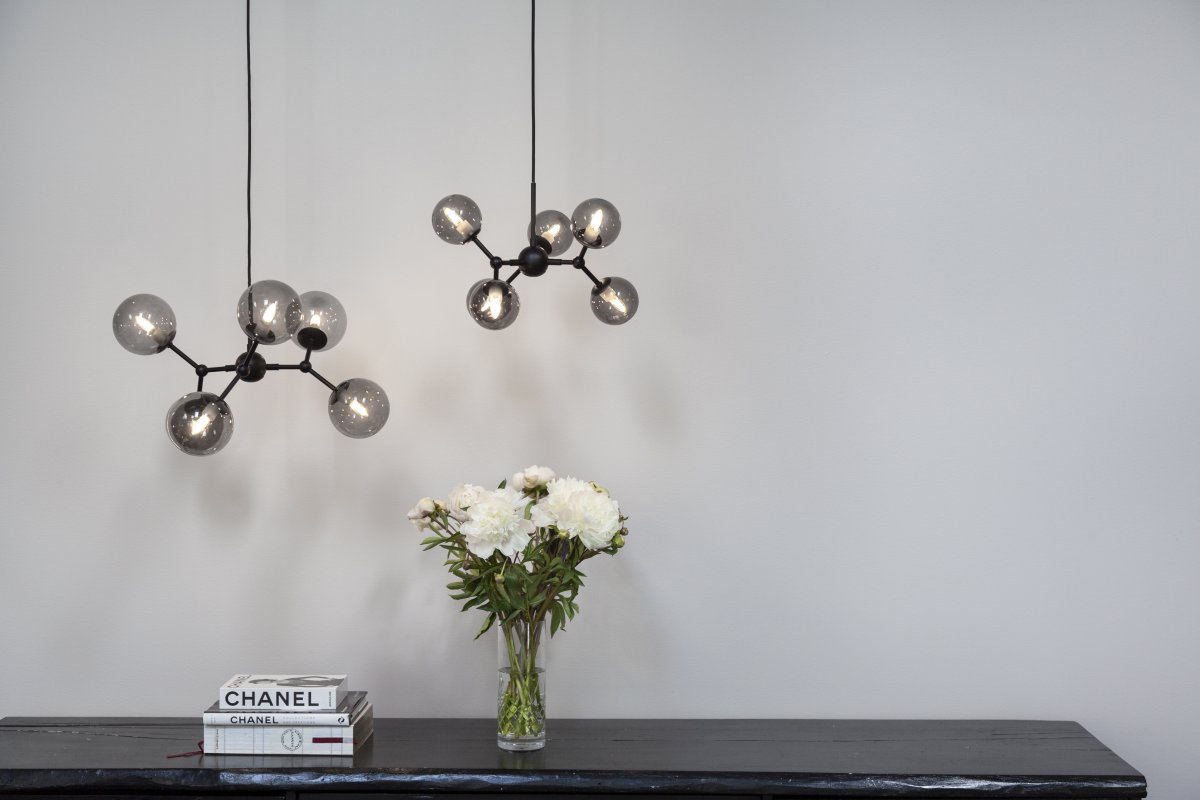 Atom 45cm Svart/røyk Taklampe Fra Halo Design - De nesten svevende glasskuplene er røykfargede, noe som skaper en fin spredning av lys i rommet.