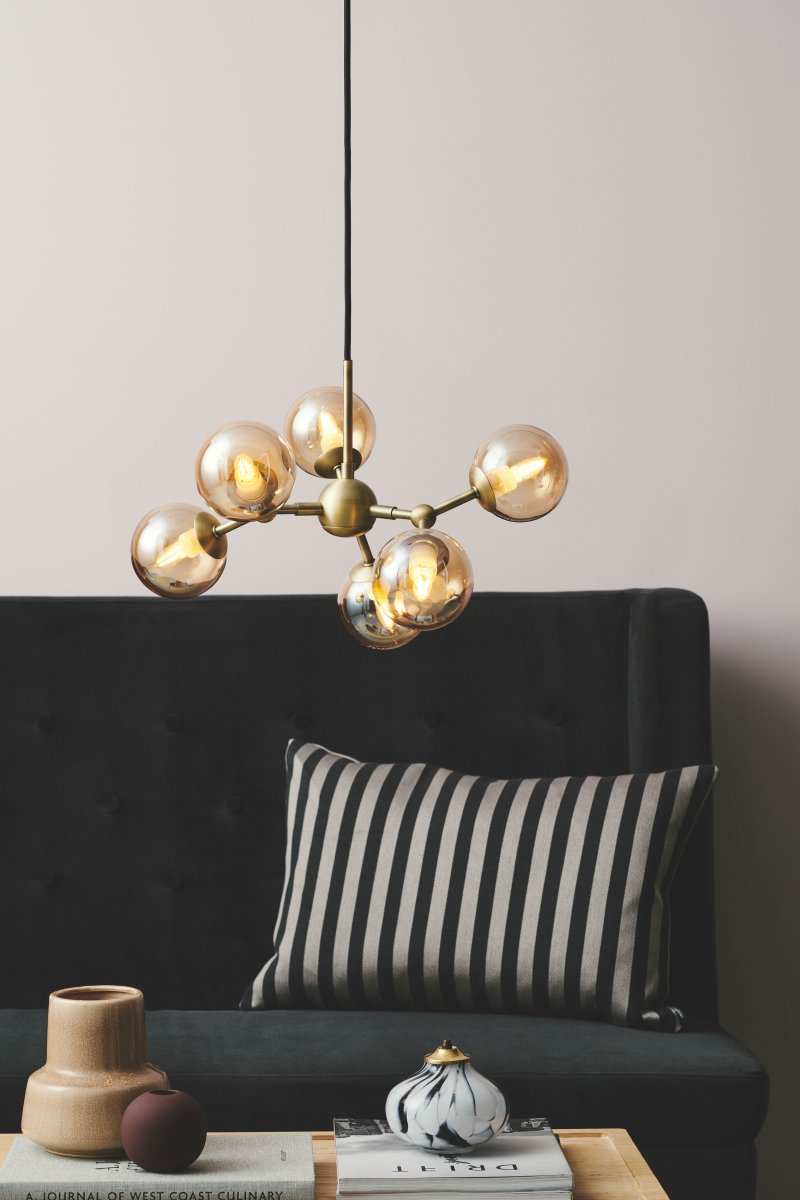 Atom 45cm Antikk messing Taklampe Fra Halo Design - De nesten svevende glasskuplene er ravfarget, noe som skaper en fin spredning av lys i rommet.