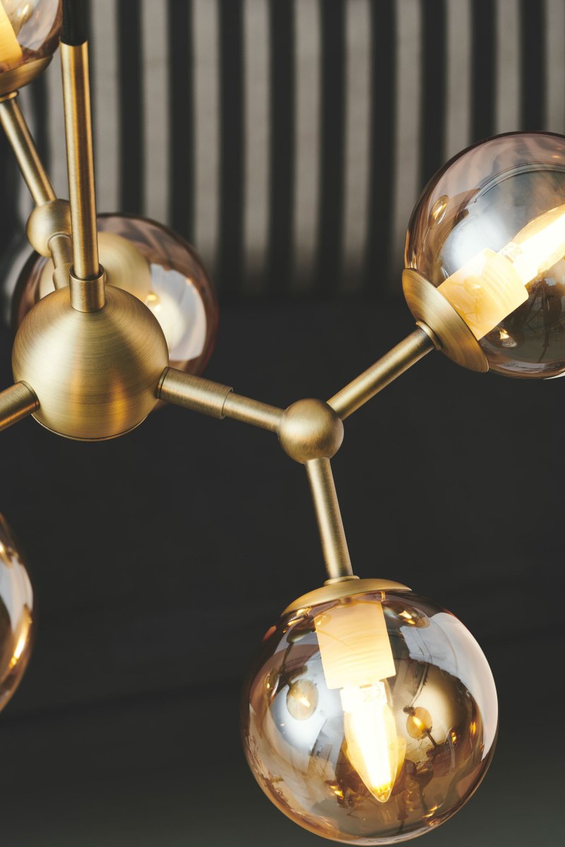 Atom 45cm Antikk messing Taklampe Fra Halo Design - De nesten svevende glasskuplene er ravfarget, noe som skaper en fin spredning av lys i rommet.