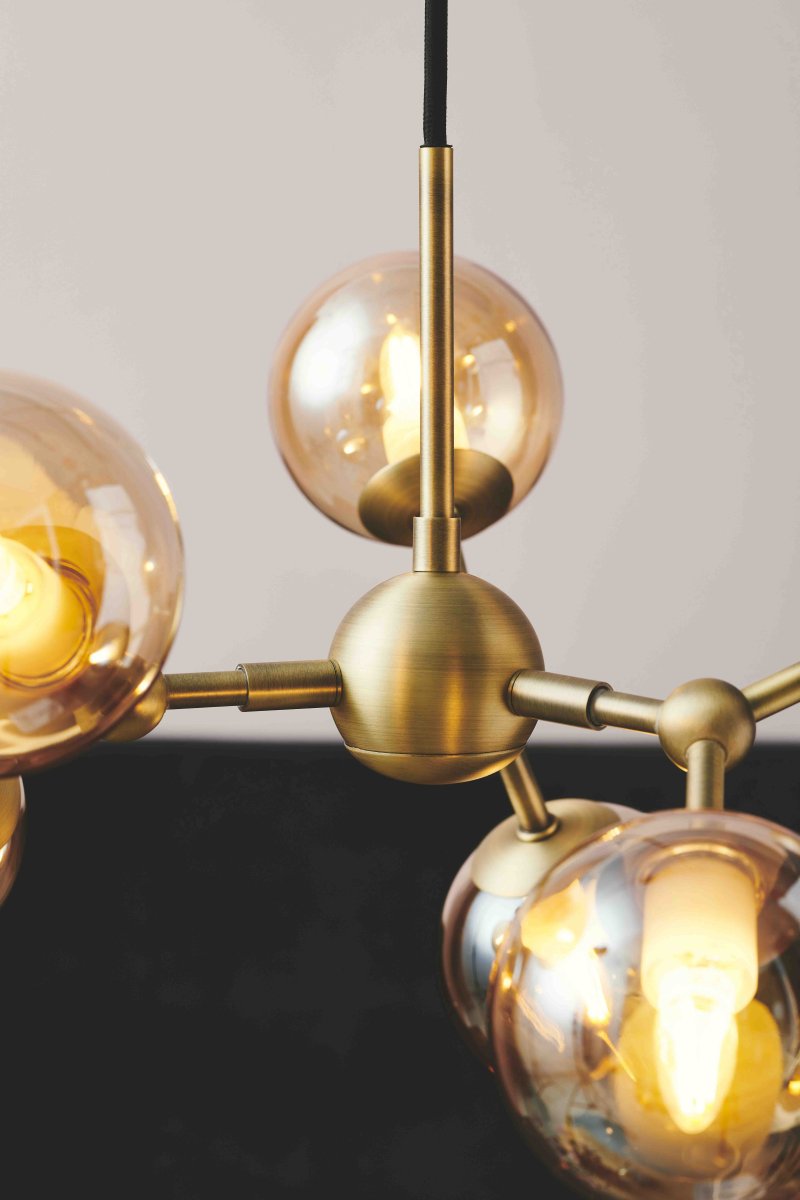 Atom 45cm Antikk messing Taklampe Fra Halo Design - De nesten svevende glasskuplene er ravfarget, noe som skaper en fin spredning av lys i rommet.