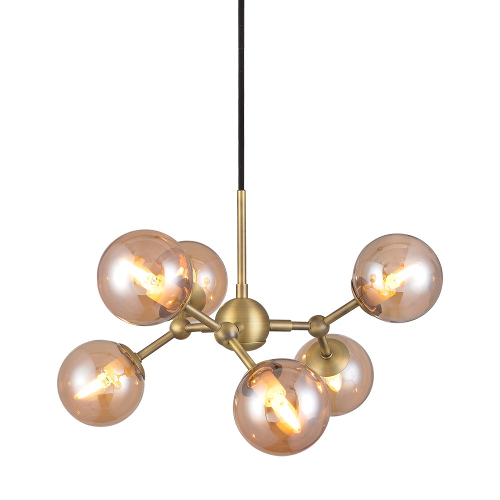 Atom 45cm Antikk messing Taklampe Fra Halo Design - De nesten svevende glasskuplene er ravfarget, noe som skaper en fin spredning av lys i rommet.