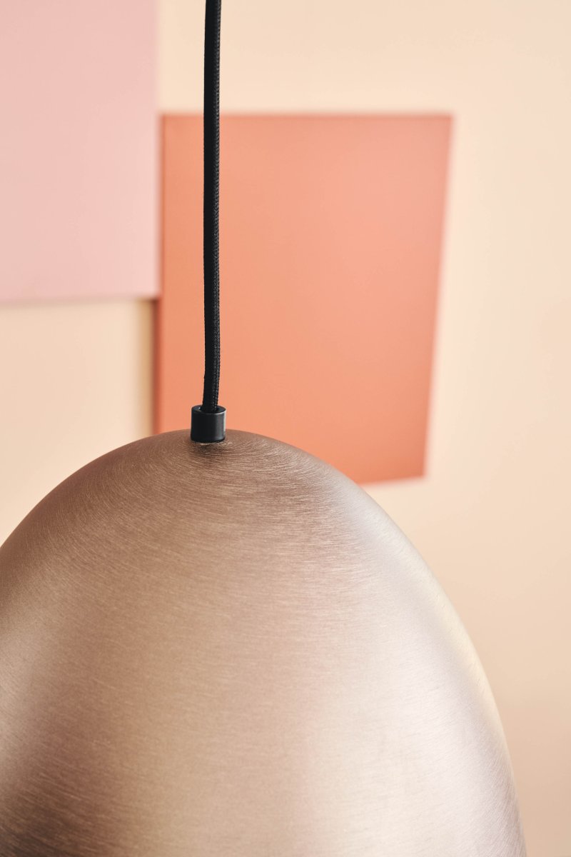 The Classic Ø30 Børstet oksid Taklampe Fra Halo Design - Classic sprer et jevnt og behagelig lys, perfekt for å skape en harmonisk atmosfære i hjemmet ditt.