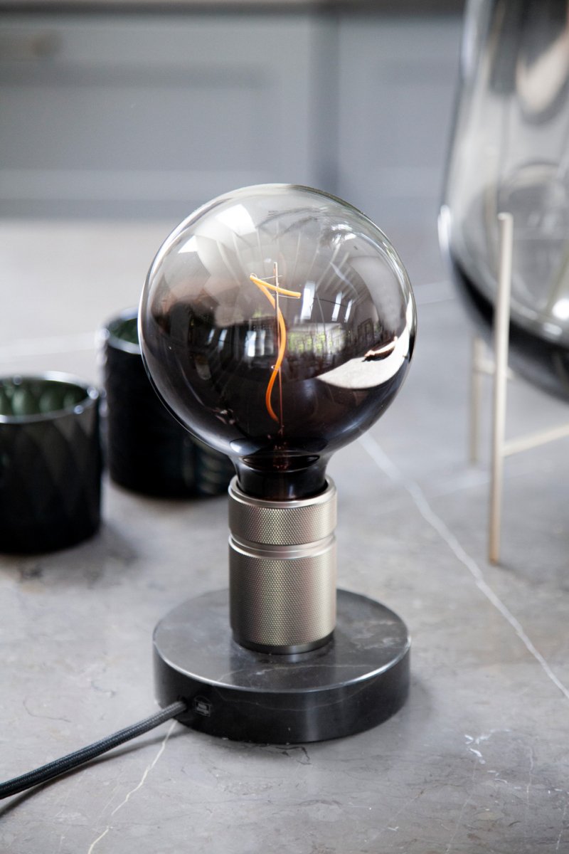 Halo 10cm Mørk grå bordlampe Fra Halo Design - Halo er en stilig bordlampe med moderne design og industrielt preg.