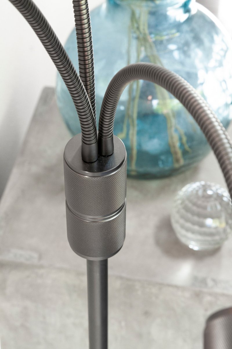 Halo Mørk grå gulvlampe Fra Halo Design - Lys opp hjemmet ditt med Halo, en moderne gulvlampe med industriell sjarm.