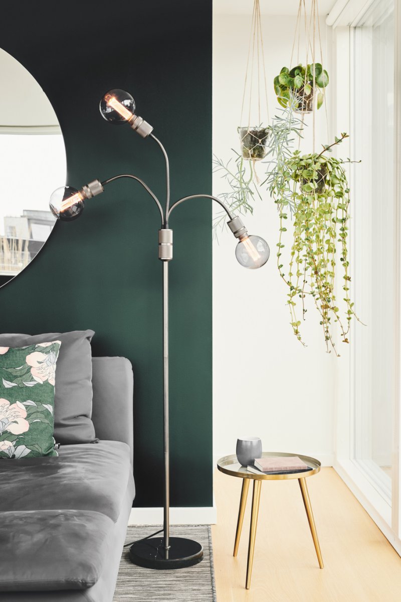 Halo Mørk grå gulvlampe Fra Halo Design - Lys opp hjemmet ditt med Halo, en moderne gulvlampe med industriell sjarm.