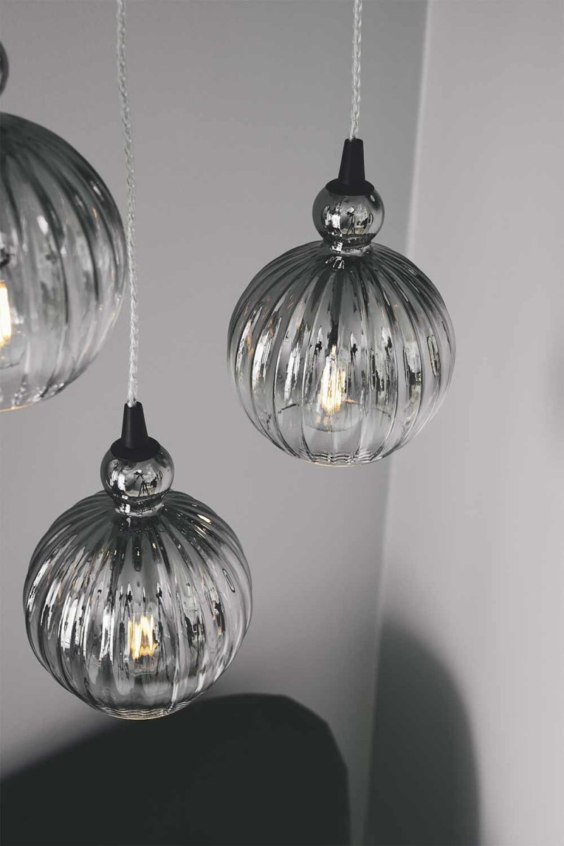 Ball Ball Ø15 Røykfarget Taklampe Fra Halo Design - Ball Ball er et elegant anheng laget av røkt glass.