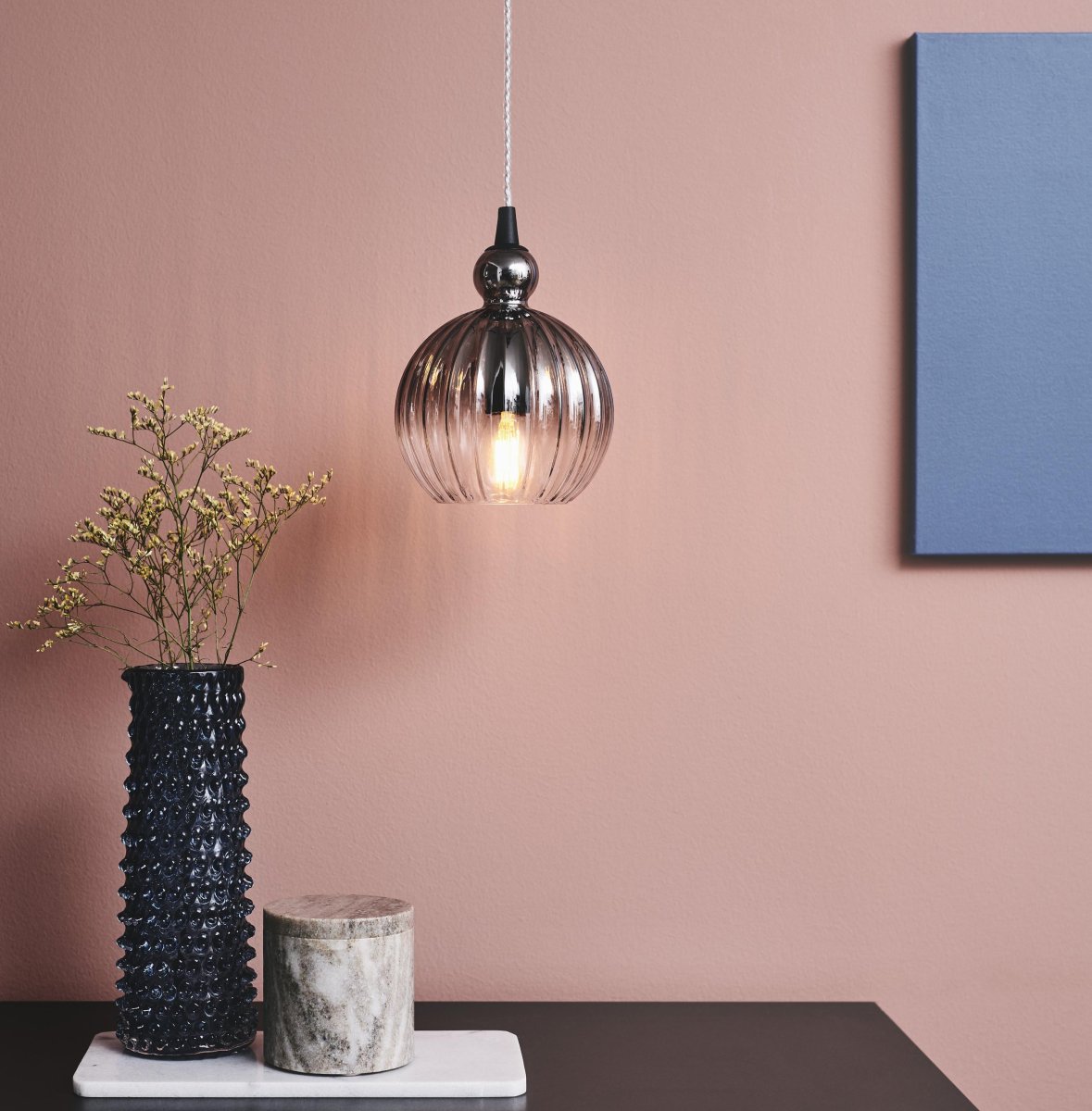 Ball Ball Ø15 Røykfarget Taklampe Fra Halo Design - Ball Ball er et elegant anheng laget av røkt glass.