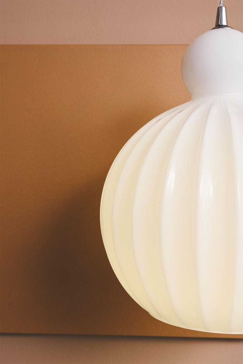 Ball Ball Ø25 Opal Taklampe Fra Halo Design - Ball Ball er et elegant anheng laget av opalglass.