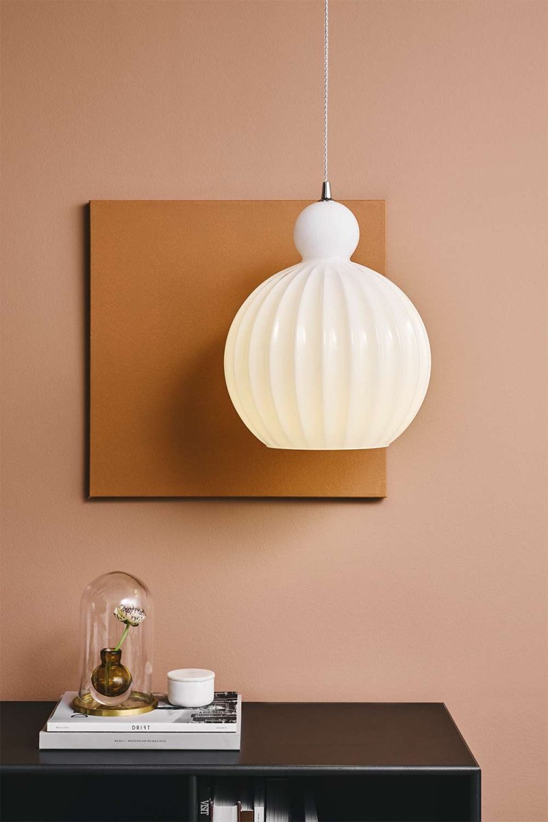 Ball Ball Ø25 Opal Taklampe Fra Halo Design - Ball Ball er et elegant anheng laget av opalglass.