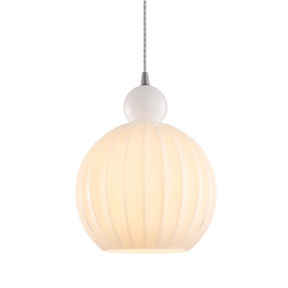 Ball Ball Ø25 Opal Taklampe Fra Halo Design - Ball Ball er et elegant anheng laget av opalglass.