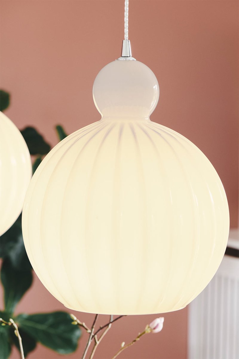 Ball Ball Ø32 Opal Taklampe Fra Halo Design - Ball Ball er et elegant anheng laget av opalglass.
