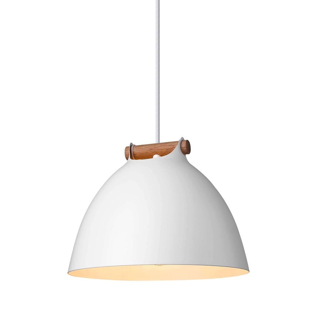 Århus Ø24 Hvit Taklampe Fra Halo Design - Med sin elegante hvite finish, tredetaljer og to forskjellige st&oslash;rrelser (24 cm og 40 cm) er &Aring;rhus perfekt for &aring; skape harmonisk belysning &ndash; fra koselige hj&oslash;rner til st&oslash;rre rom.
