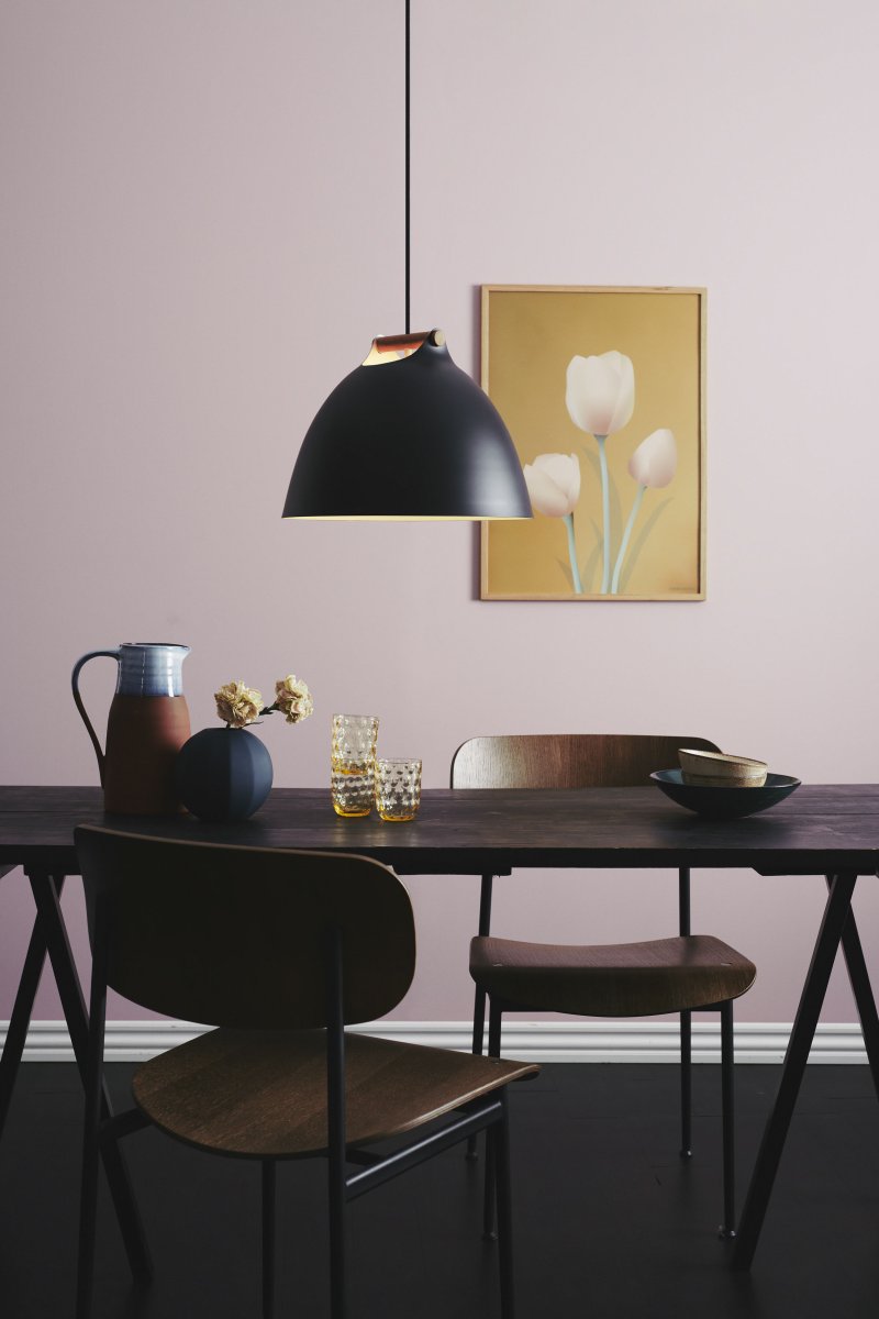Århus Ø40 Svart Taklampe Fra Halo Design - &Aring;rhus-taklampen kombinerer skandinavisk minimalisme med moderne design for &aring; skape en lyskilde som imponerer i alle rom.