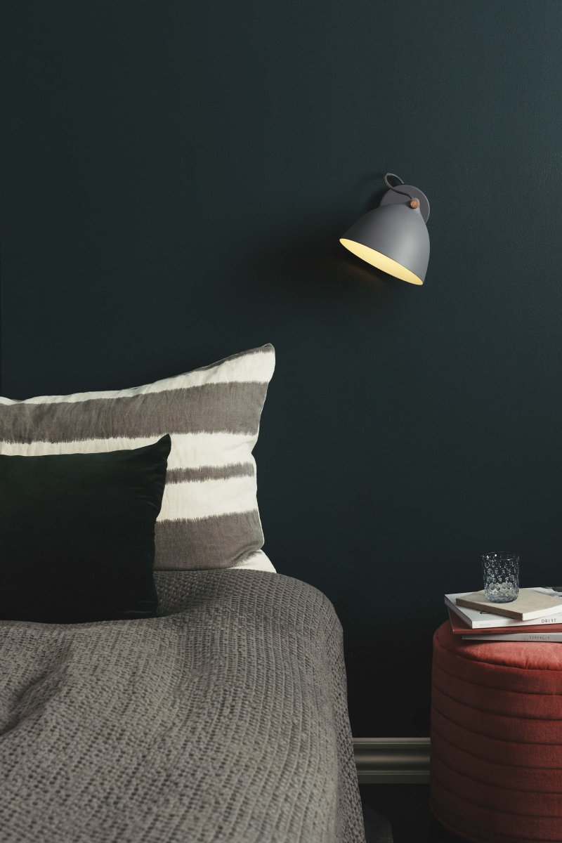 Århus Ø18 Grå vegglampe Fra Halo Design - H&oslash;y innredningen din med &Aring;rhus vegglampe &ndash; en perfekt blanding av moderne eleganse og funksjonalitet.