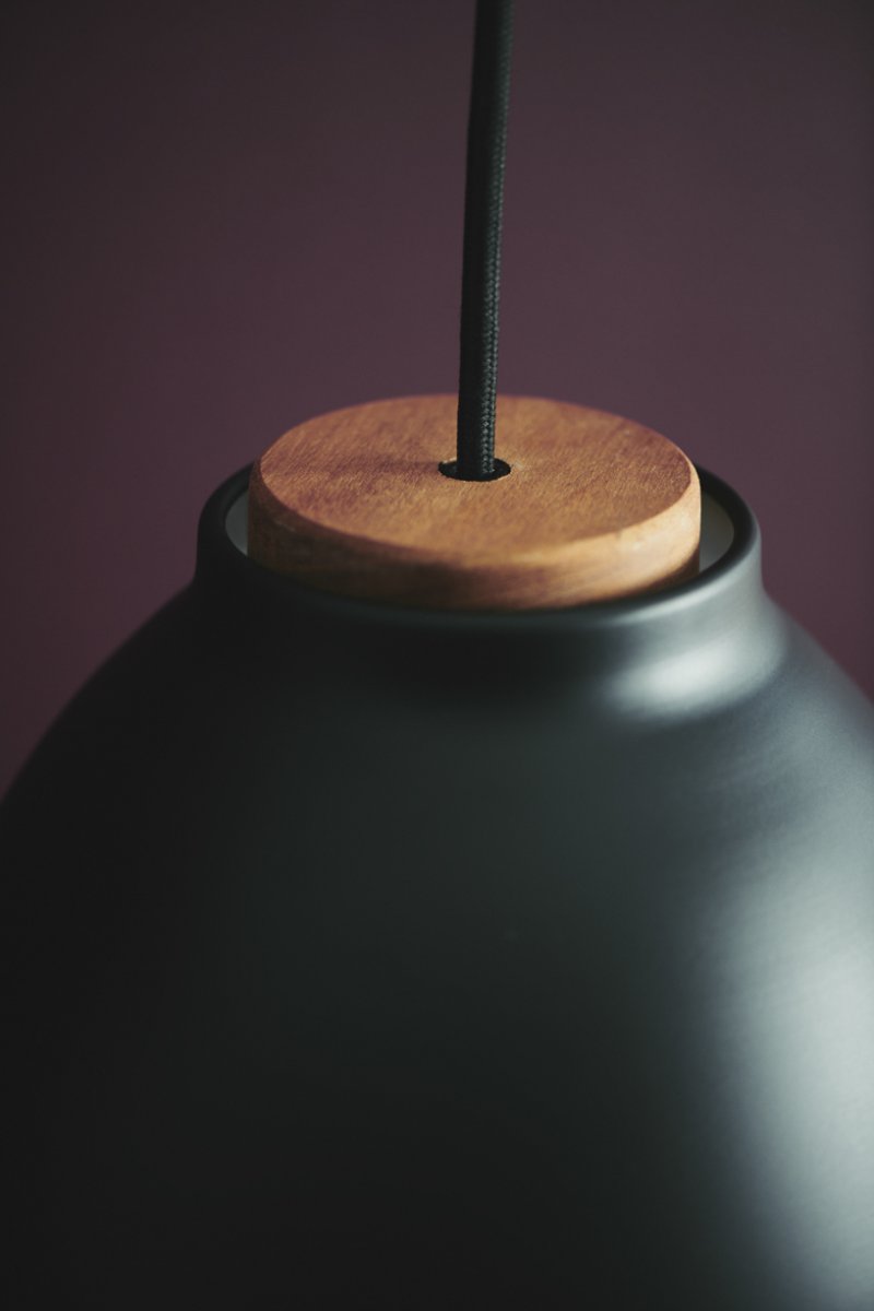 Nivå Ø14 Svart Taklampe Fra Halo Design - En tidl&oslash;s design som kombinerer funksjon og estetikk &ndash; Niv&aring;&aring; er lampen som l&oslash;fter innredningen din til et nytt niv&aring;.