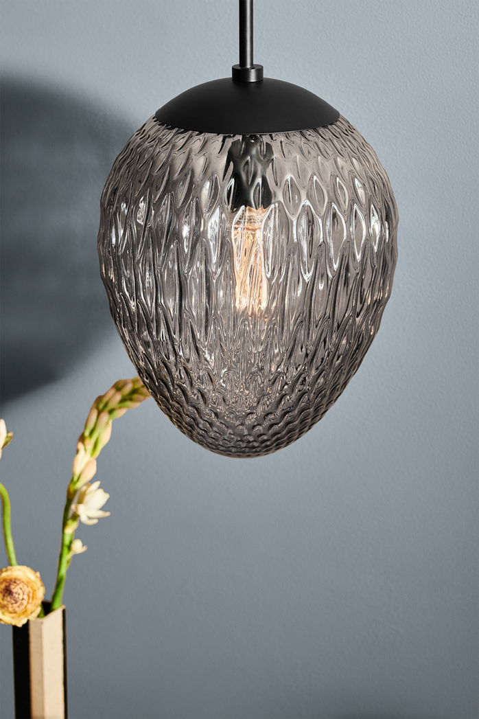 Woods Ø25 Røyk Taklampe Fra Halo Design - Woods er en pendel som kombinerer eleganse og naturlig inspirasjon.