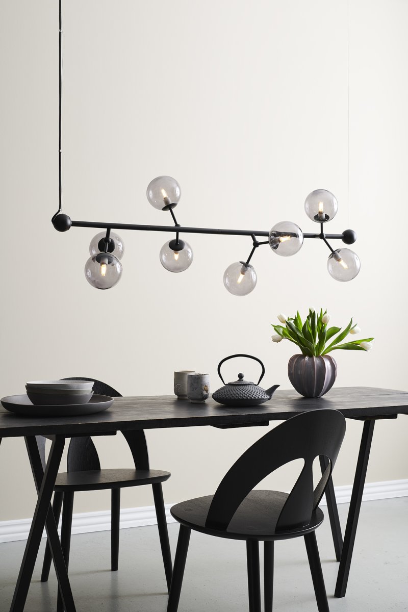 Atom horizontal 80cm Svart Taklampe Fra Halo Design - Atom anheng har et moderne og tidl&oslash;st design, perfekt for alle stiler og hjem.