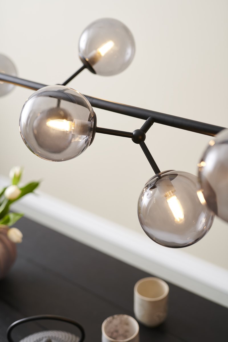 Atom horizontal 80cm Svart Taklampe Fra Halo Design - Atom anheng har et moderne og tidl&oslash;st design, perfekt for alle stiler og hjem.