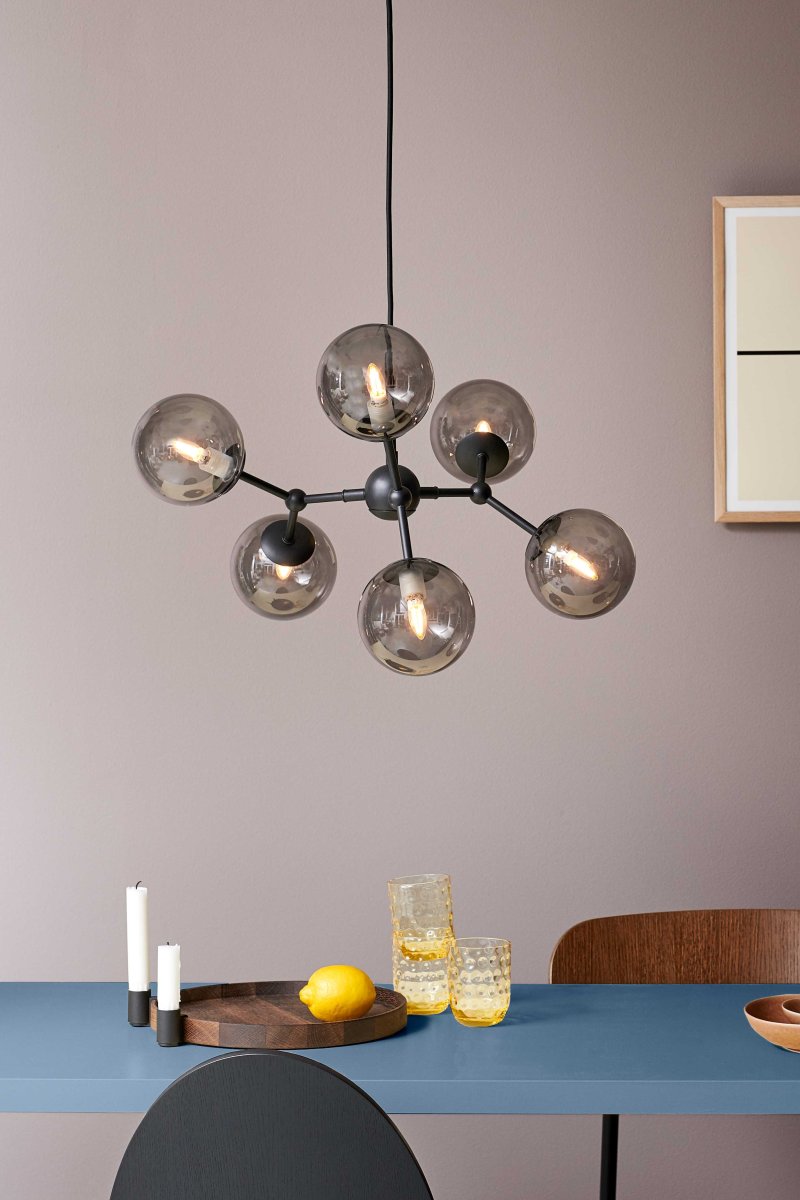 Atom 57cm Svart Taklampe Fra Halo Design - De nesten svevende glasskuplene er r&oslash;ykfargede, noe som skaper en fin spredning av lys i rommet.