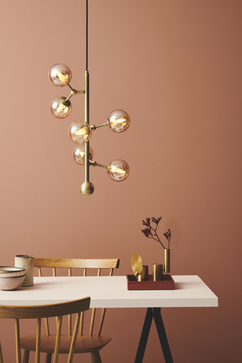 Atom vertical Ø30 Antikk messing Taklampe Fra Halo Design - Glasskuppelene er ravfarget, noe som skaper en fin spredning av lys i rommet.