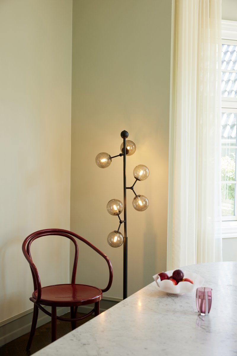 Atom Svart/røyk gulvlampe Fra Halo Design - De tre armene på rammen er bevegelige som gir deg muligheten til å lage ditt eget design og mønster på lampen og rette koppene dit du vil.