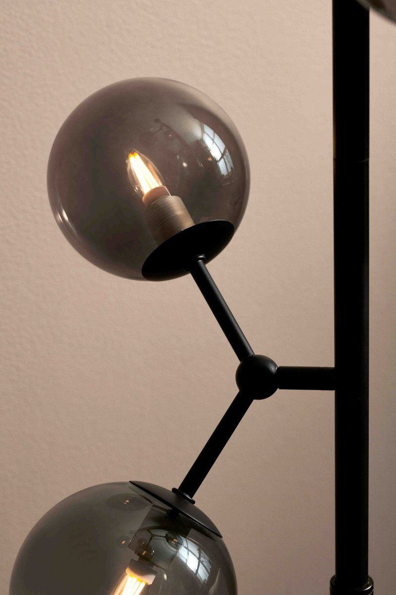 Atom Svart/røyk gulvlampe Fra Halo Design - De tre armene på rammen er bevegelige som gir deg muligheten til å lage ditt eget design og mønster på lampen og rette koppene dit du vil.