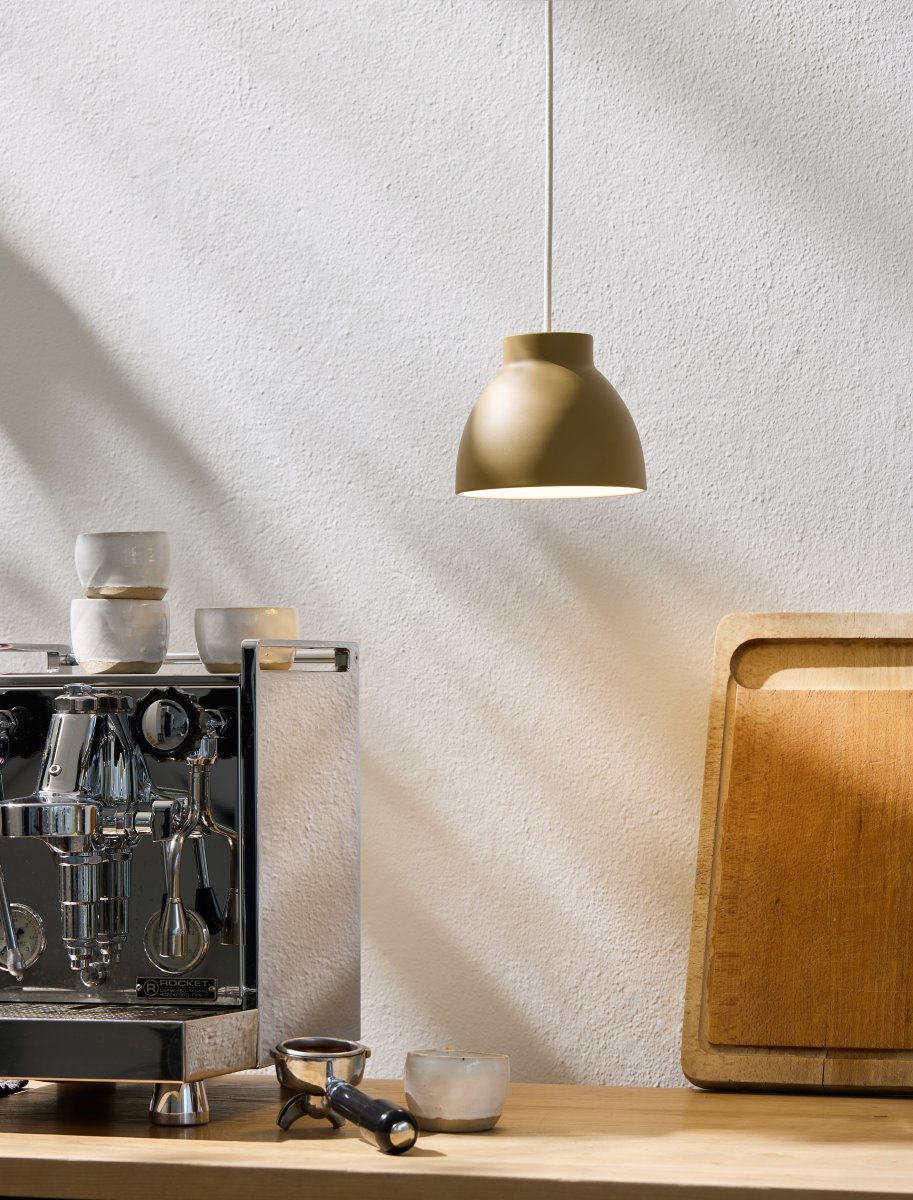 Object Ø16 Latte Taklampe Fra Halo Design - Object er et allsidig og elegant valg for deg som er ute etter en kombinasjon av funksjonalitet og estetikk i ditt interiør.