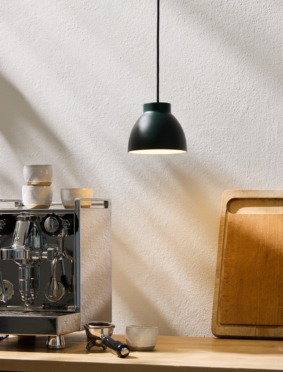 Object Ø16 Grønn Taklampe Fra Halo Design - Object er et allsidig og elegant valg for deg som er ute etter en kombinasjon av funksjonalitet og estetikk i ditt interi&oslash;r.