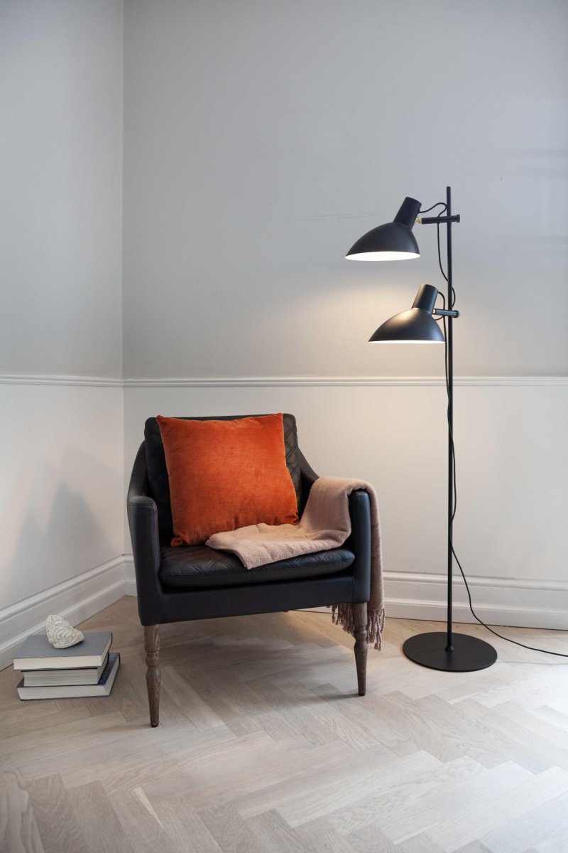 Metropole 2 Svart gulvlampe Fra Halo Design - Metropole-serien er en komplett og funksjonell familie av lamper med en s&aelig;regen og industriell stil.