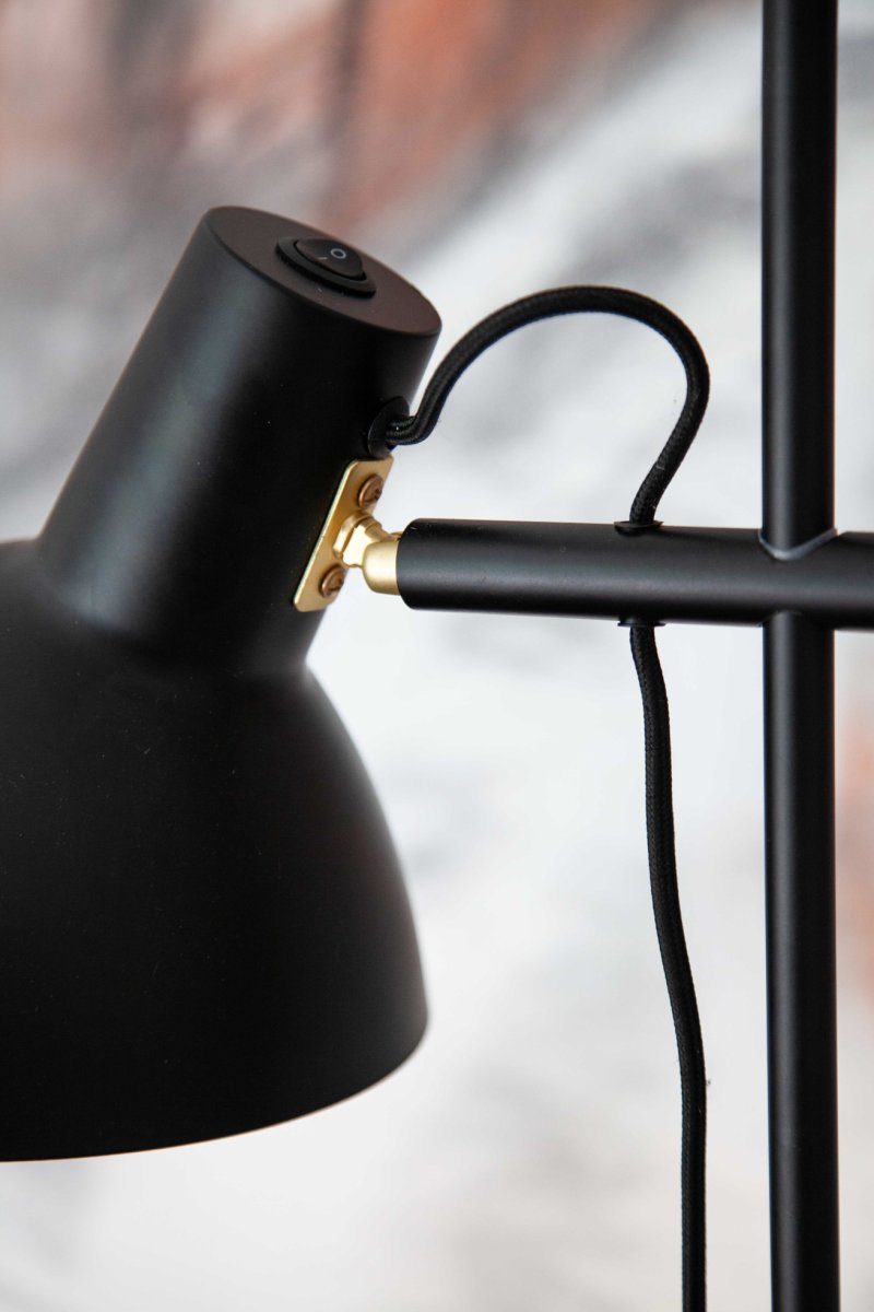 Metropole 2 Svart gulvlampe Fra Halo Design - Metropole-serien er en komplett og funksjonell familie av lamper med en s&aelig;regen og industriell stil.