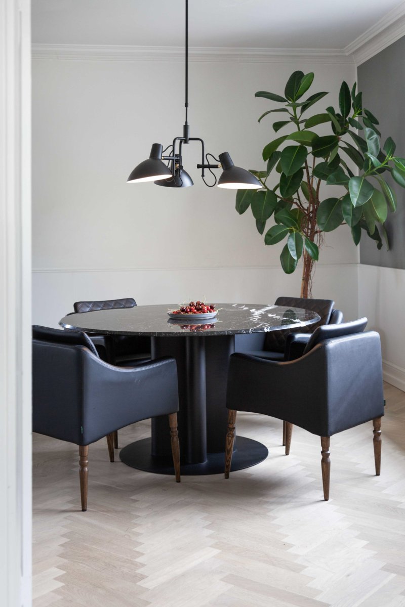 Metropole Ø73 Svart Taklampe Fra Halo Design - Metropole-serien er en komplett og funksjonell familie av lamper med en s&aelig;regen og industriell stil.