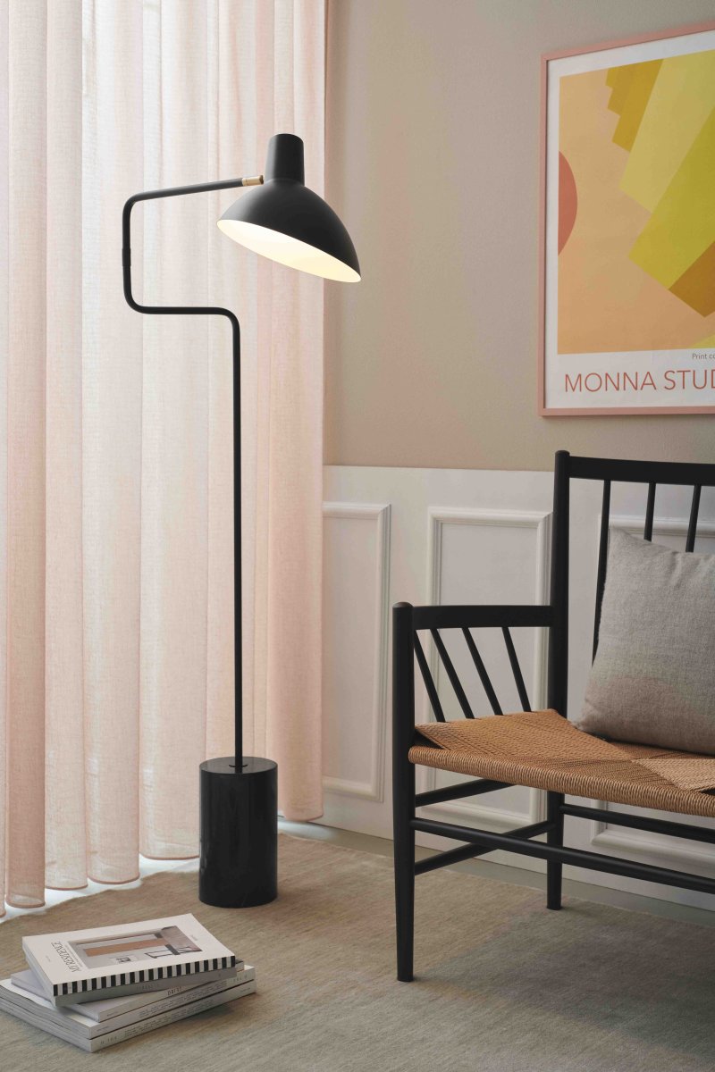 Metropole Deluxe Svart gulvlampe Fra Halo Design - Den mattsvarte metallkonstruksjonen kombinert med elegante messingdetaljer og en solid marmorbase skaper en luksuri&oslash;s og moderne f&oslash;lelse.