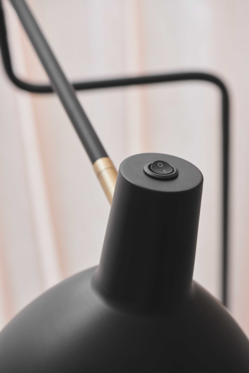 Metropole Deluxe Svart gulvlampe Fra Halo Design - Den mattsvarte metallkonstruksjonen kombinert med elegante messingdetaljer og en solid marmorbase skaper en luksuri&oslash;s og moderne f&oslash;lelse.
