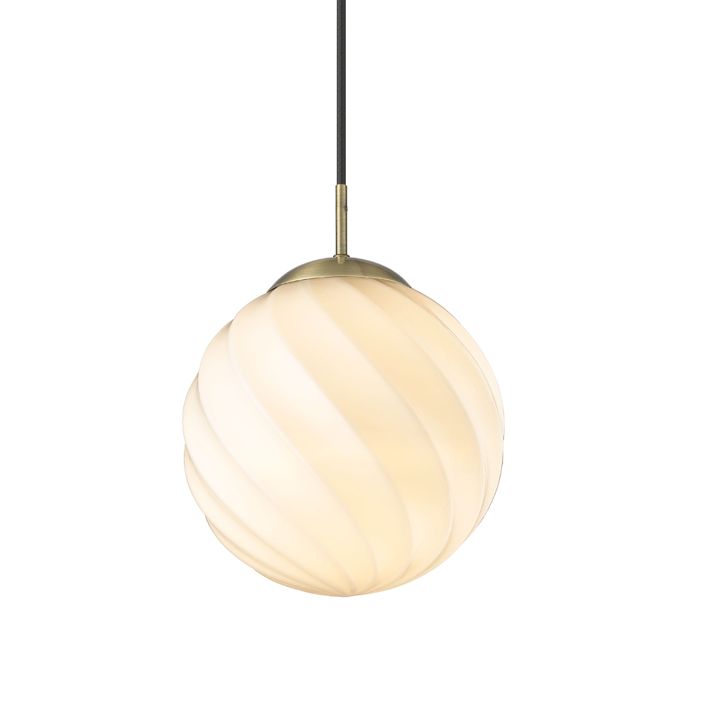 Twist Ø25 Antikk messing Taklampe Fra Halo Design - Få oppmerksomhet med Twist-pendellampen &ndash; en moderne klassiker med en elegant, vridd glassskjerm som sprer et mykt og innbydende lys.