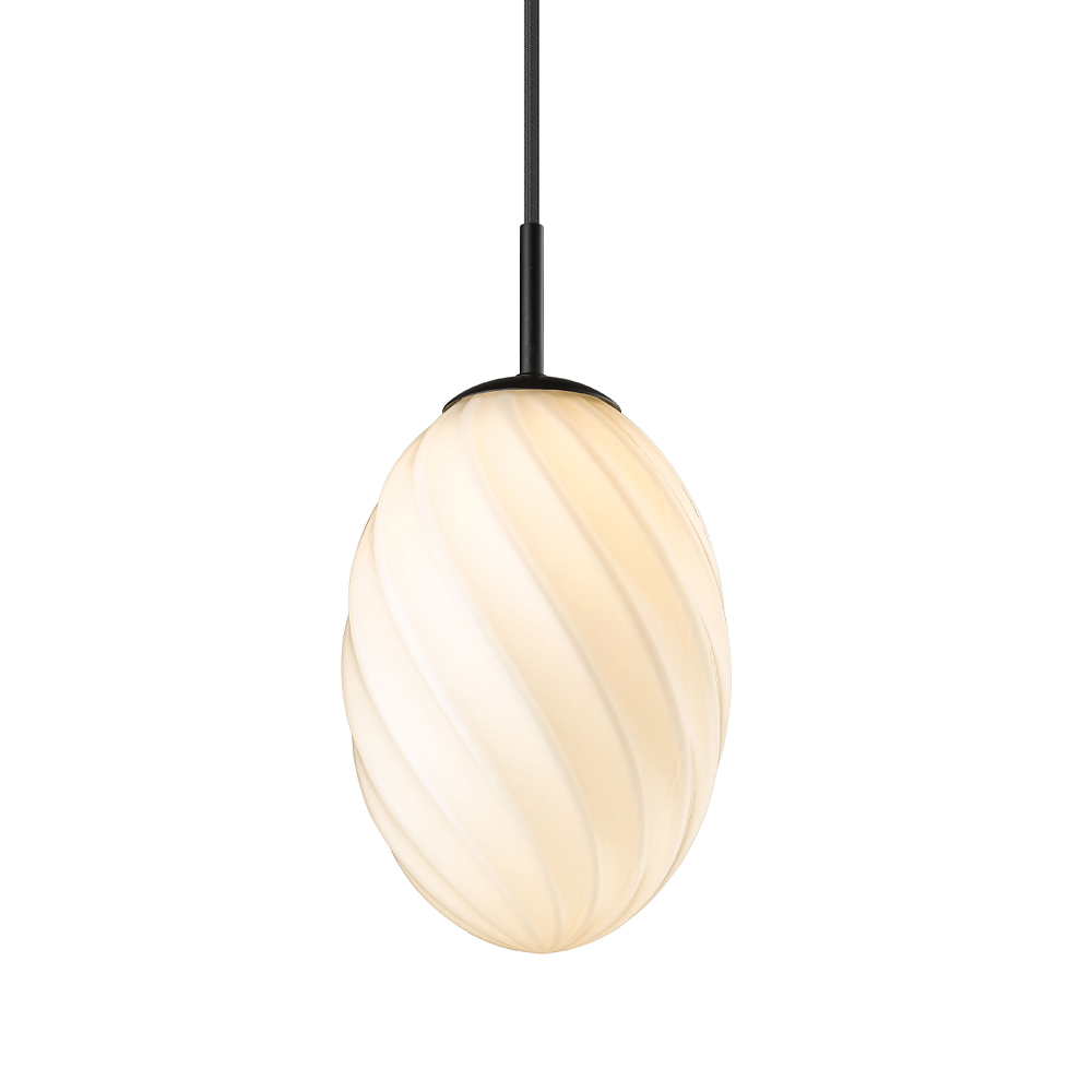 Twist Ø15 Svart Taklampe Fra Halo Design - Det svarte anhenget og den subtile strukturen i glasset gir et moderne preg som passer til alle interiørstiler.
