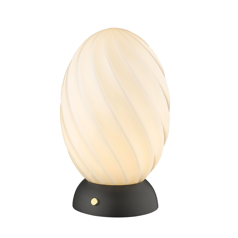 Twist 22cm Svart bordlampe Fra Halo Design - Den stilige foten og moderne detaljene gjør Twist til en tidløs interiørdetalj som passer perfekt på nattbordet, i stuen eller som en aksent på arbeidsplassen din.