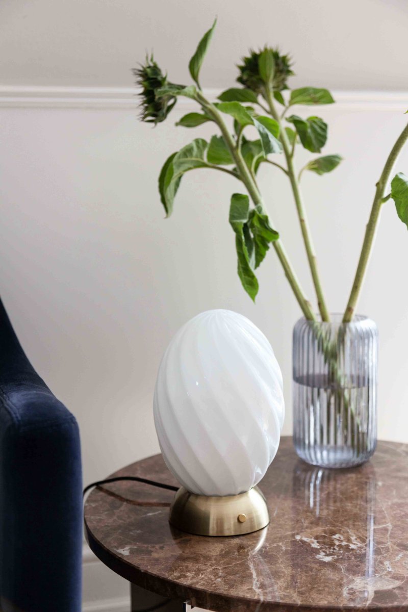 Twist 22cm Messing bordlampe Fra Halo Design - Den stilige foten og moderne detaljene gjør Twist til en tidløs interiørdetalj som passer perfekt på nattbordet, i stuen eller som en aksent på arbeidsplassen din.