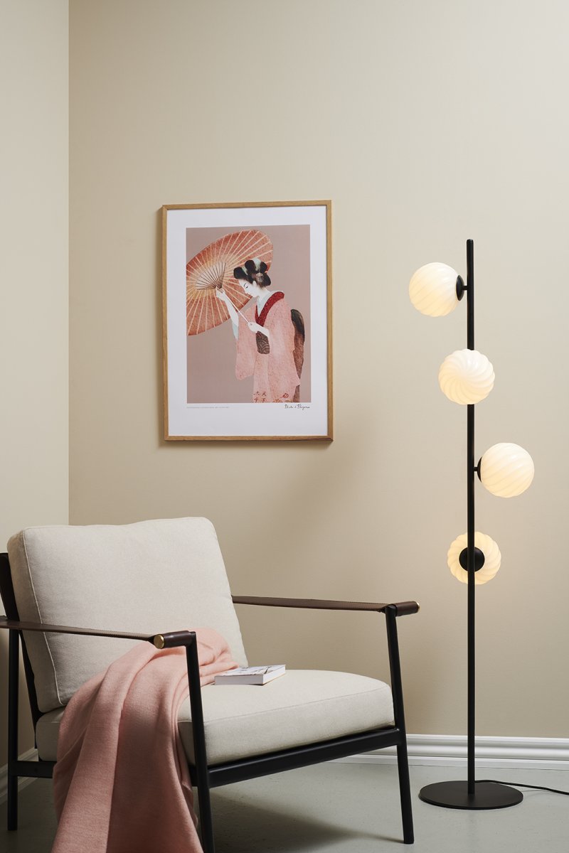Twist Svart gulvlampe Fra Halo Design - Lampens mattsvarte ramme og myke lys skaper en perfekt balanse mellom modernitet og varme.